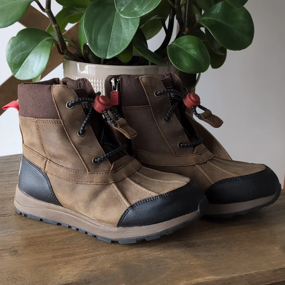 UGG Turlock Boots Leather Weather Size 2 Little Kid Walnut
